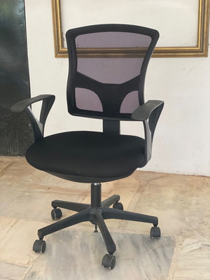 Office chair like new with minor height adjustment issue