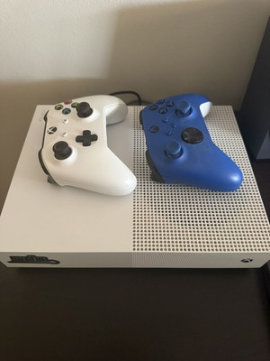 Xbox One S κονσόλα σαν καινούργιο με 2 τηλεχειριστήρια 500GB
