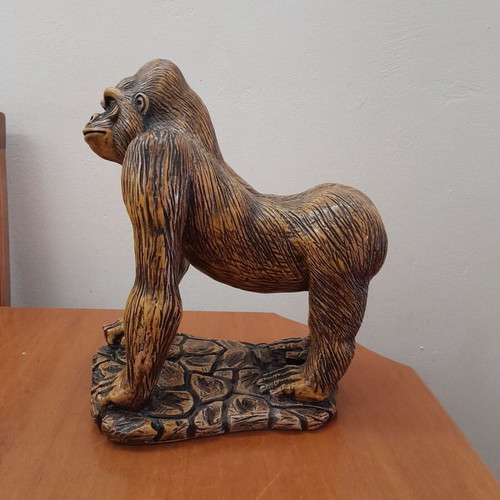 King Kong decorative gorilla sculpture like new, resin faux wood effect