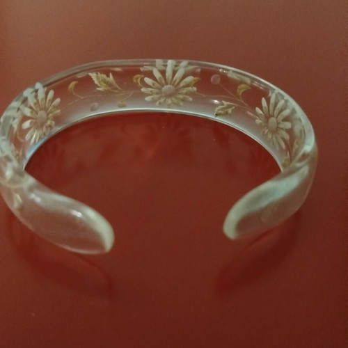 Vintage bracelet from the 50s with carved lucite daisies, like new
