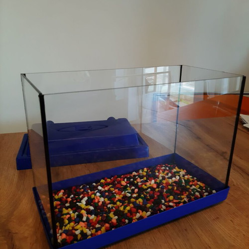 Glass aquarium like new with colorful gravel 9 lt