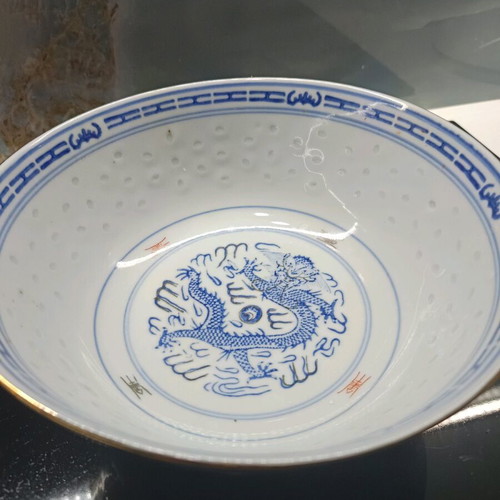 Dragon design bowl like new, decorative and functional, 20 cm