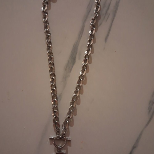 Necklace like new, silver color