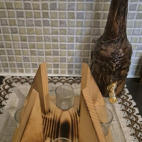 Bottle with wooden base and 4 glasses like new