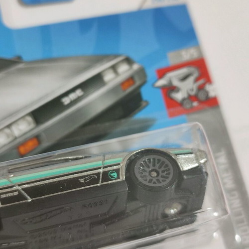 Hot Wheels DMC Delorean RTH like new, 2 available