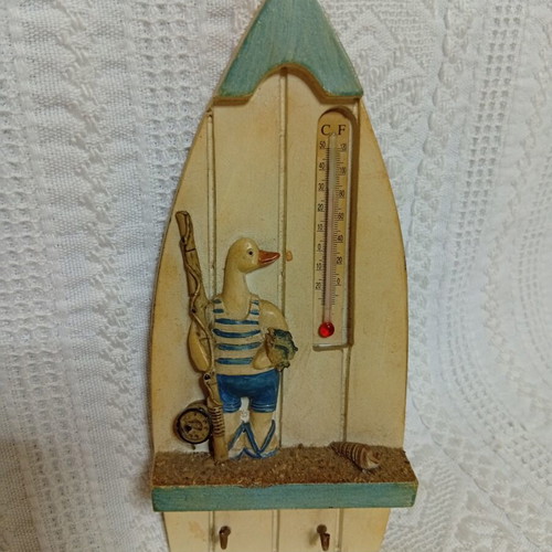 Wooden wall thermometer with 2 hooks