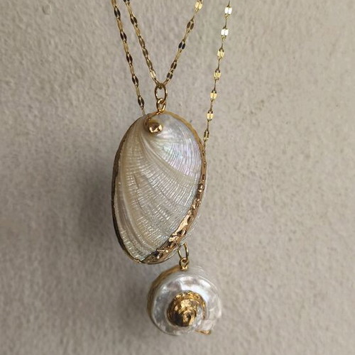 Necklaces with shells like new, white and gold, set of 2