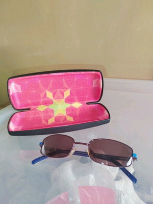 Babyboom children's sunglasses used with case