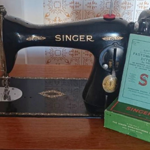 Singer sewing machine like new, functional, 1956 with manual