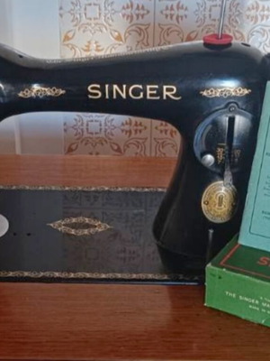 Singer sewing machine like new, functional, 1956 with manual