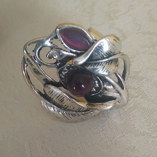 Ring with purple stones like new, adjustable opening