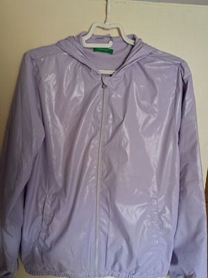 Lightweight windbreaker jacket with hood United Colors of Benetton like new, purple