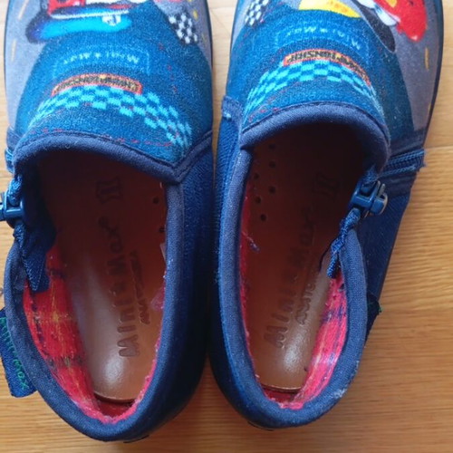 Mini Max slippers size 28 like new, blue