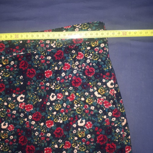 Corduroy floral skirt size large like new, cotton with pockets