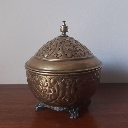Brass fontaniera with lid