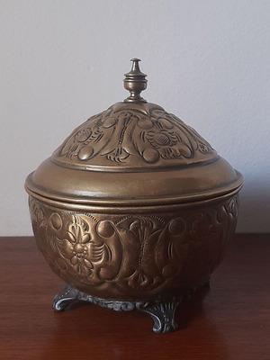 Brass fontaniera with lid