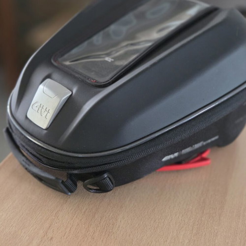 Givi 6L tankbag like new with adapter for Tracer
