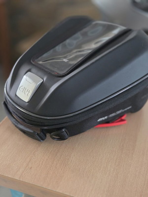 Givi 6L tankbag like new with adapter for Tracer