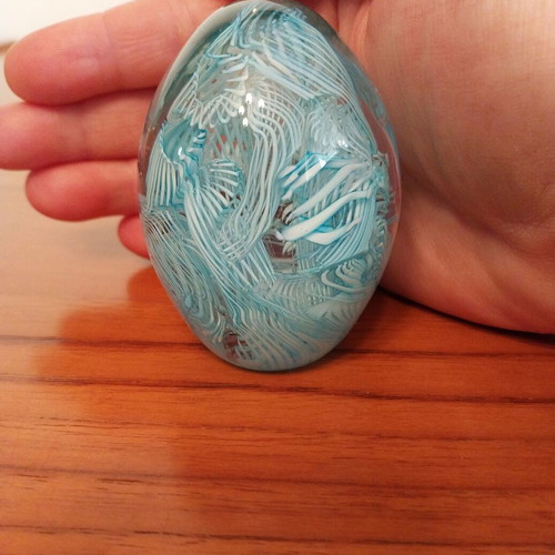Murano glass paperweight egg Filigrana Italy like new