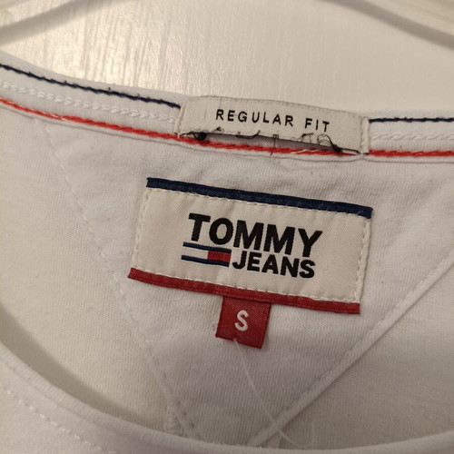 Tommy Jeans men's white regular fit t-shirt, size Small