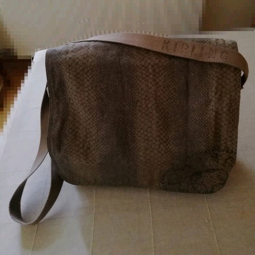 Kipling unisex shoulder bag like new with snake print 35x40