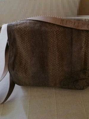 Kipling unisex shoulder bag like new with snake print 35x40