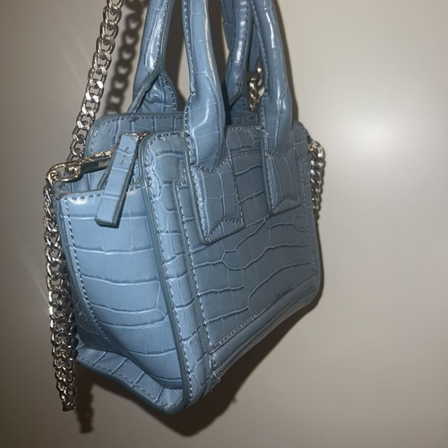 Light blue handbag with chain strap, croco pattern