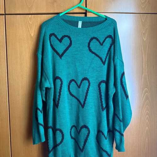 Knitted green sweater with black hearts new