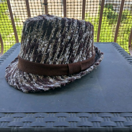 Winter hat like new, size medium, beige and brown