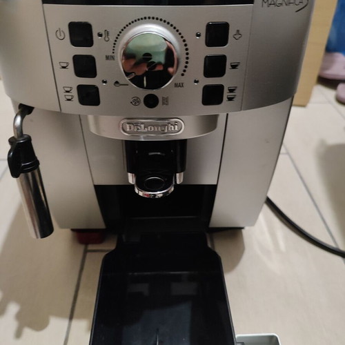 Delonghi Magnifica S coffee maker like new with French press gift