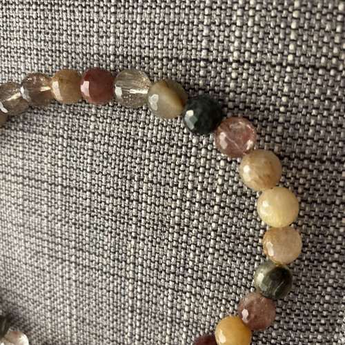 Short necklace made of semiprecious stones