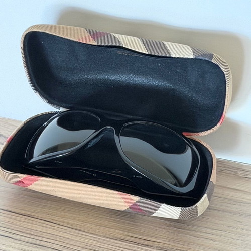 Burberry Unisex Sunglasses like new, black