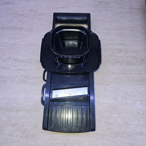 Mandoline like new with various cutting knives
