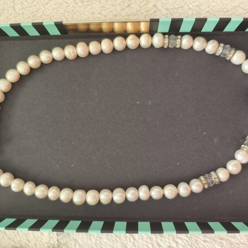 Necklace with pearls and rhinestones used
