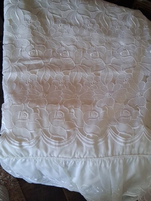 Satin quilt like new 1.54 m wide with pink decorative pillow