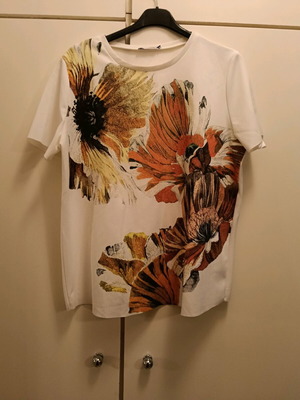 Blouse like new with short sleeves and printed design, size L