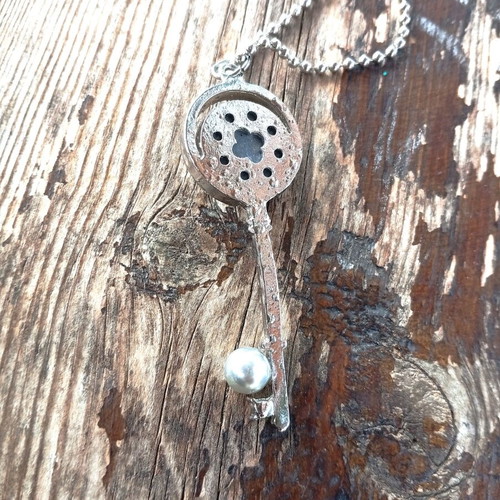 Key pendants set with long chains like new, silver and gold tone