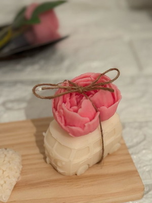 Scented candle van with flower new, plant-based wax