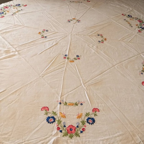 Handmade embroidered round tablecloth 160cm new