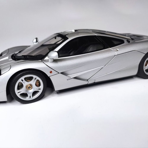 Autoart Signature 1:18 Maclaren F1 Road Car metal model new