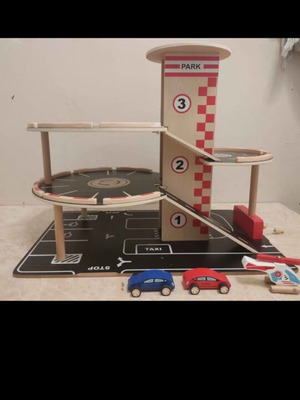 Ξύλινο Montessori Hape Πολυώροφο Γκαράζ με Ελικοδρόμιο σαν καινούργιο