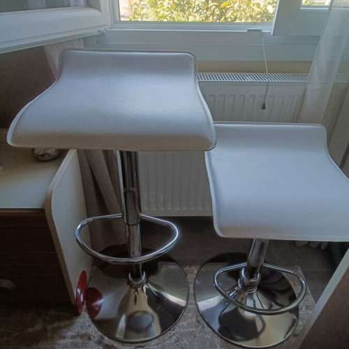Set of 2 white bar stools with adjustable height