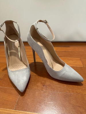 Ideal Shoes gray suede pumps with ankle strap like new