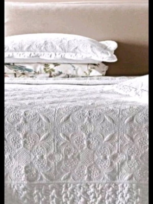 King size quilt cotton embossed design with two large pillowcases new