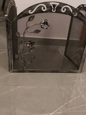 Fireplace screen like new from a reputable store