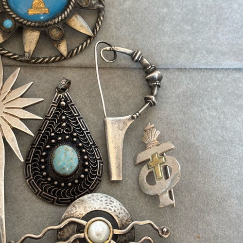 Silver pins used, gold and silver colors