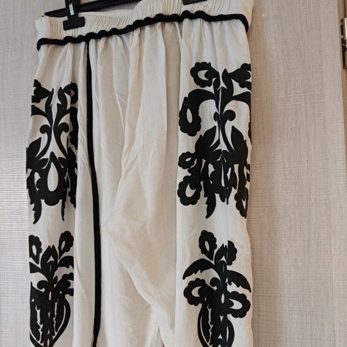 Mat Fashion plus size capri pants, one size with elastic waist, black and white