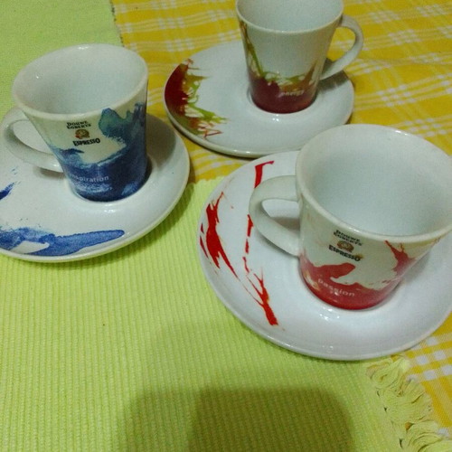 Douwe Egberts espresso coffee cup set of 3 like new with collectible saucers