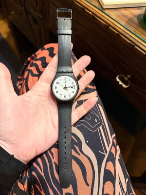 Swatch ρολόι χειρός μεταχειρισμένο, κλασικό design, μαύρο λουράκι