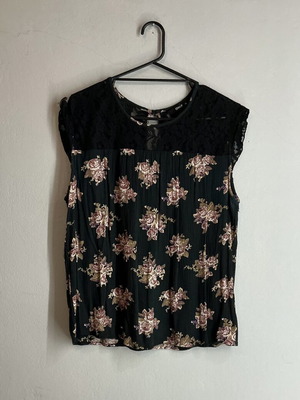 Only lace top M black like new